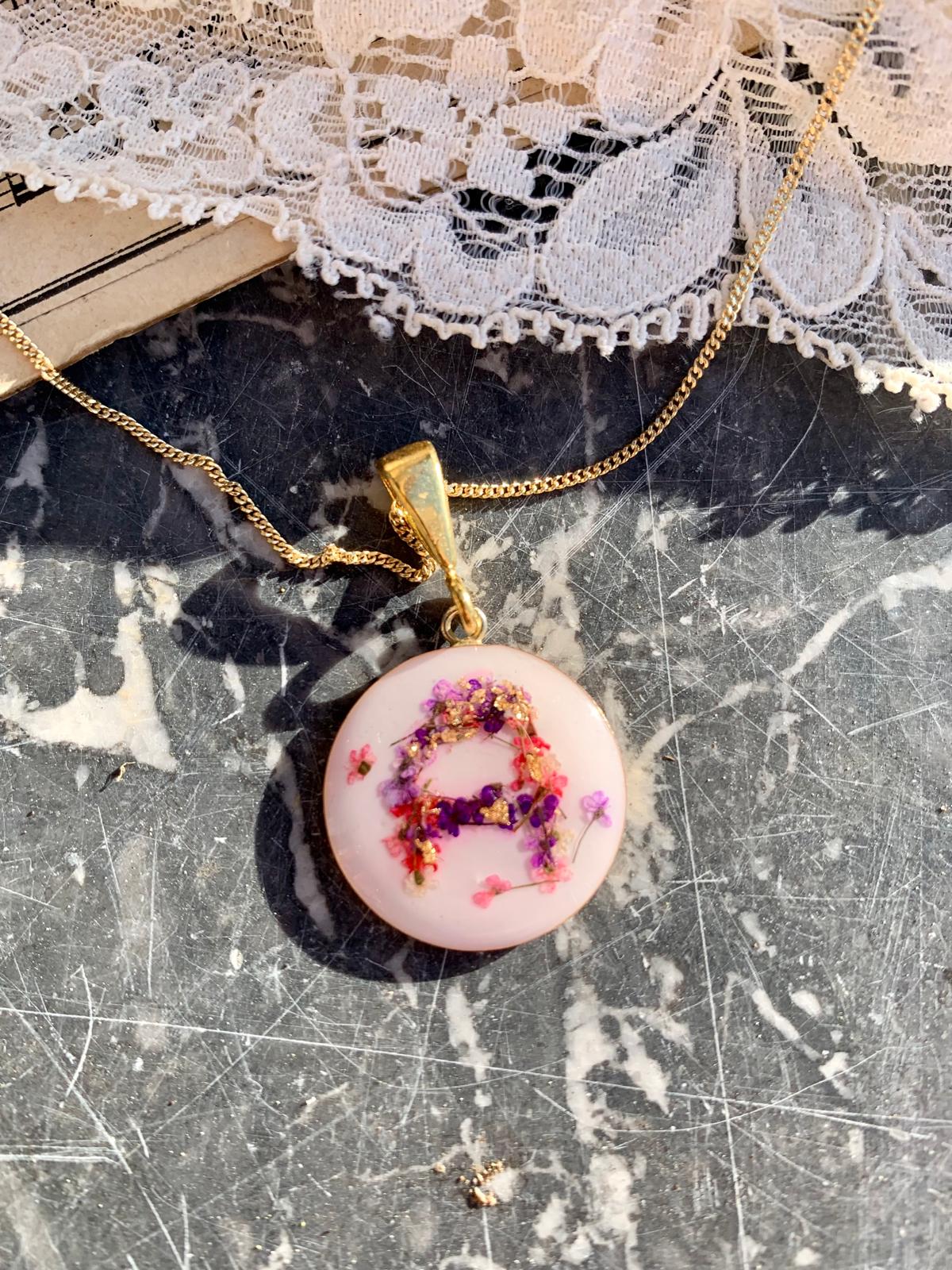 Pendentif lait maternel initiales fleuries