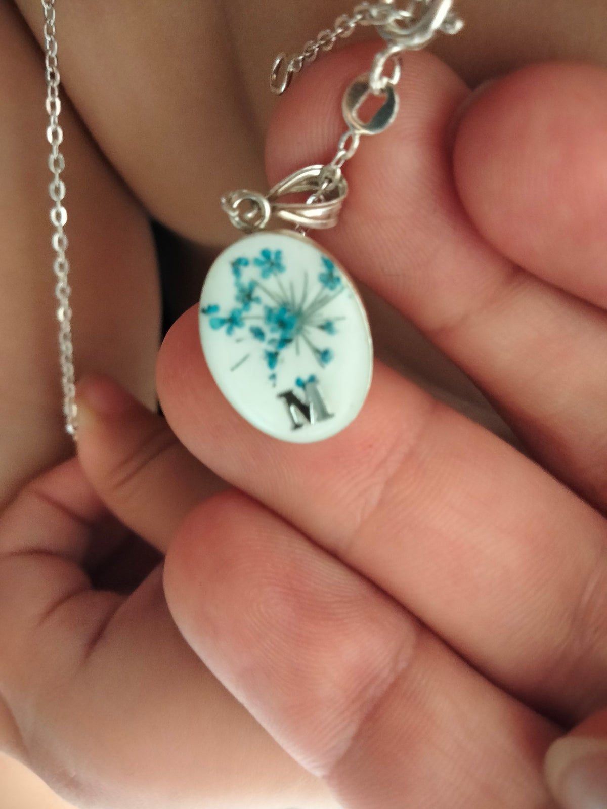 Pendentif lait maternel personnalisé avec fleurs et initiales