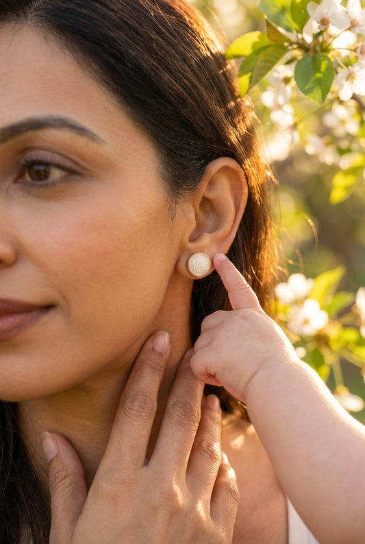 Boucles d'Oreilles Lait Maternel Fleur Lactée Relief - Bijou Artisanal Gold Filled