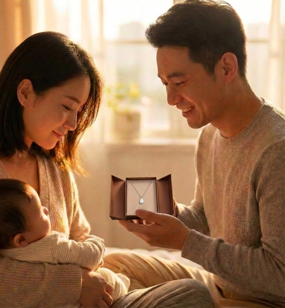 le cadeau de naissance a offrir à la mère de son enfant. Un bijou au lait maternel cherinel est rempli de sens.