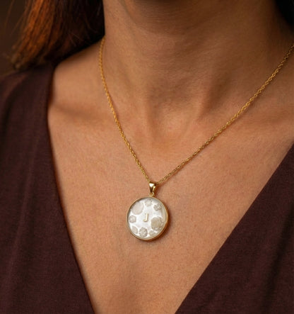 Pendentif Lait Maternel Fleur Lactée Relief - Bijou Artisanal Gold Filled