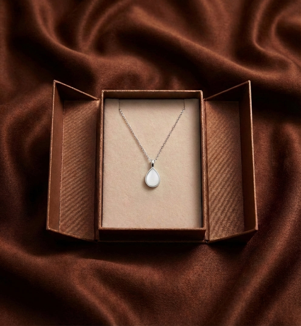 ton enfant toujours avec toi, capture tes moments d'allaitement avec ce pendentif goutte lactée rempli de ton lait maternel.