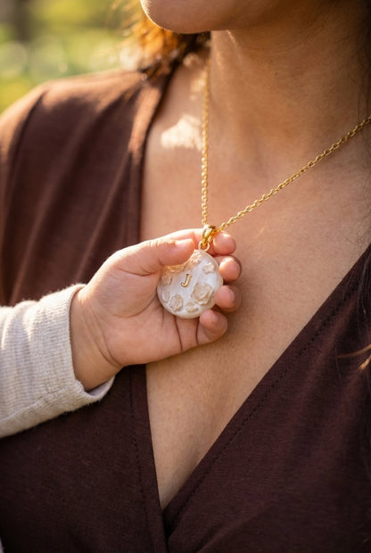 Pendentif Lait Maternel Fleur Lactée Relief - Bijou Artisanal Gold Filled